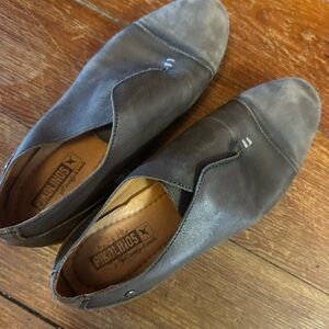 Pikolinos Women’s Dark Gray Leather Loafers